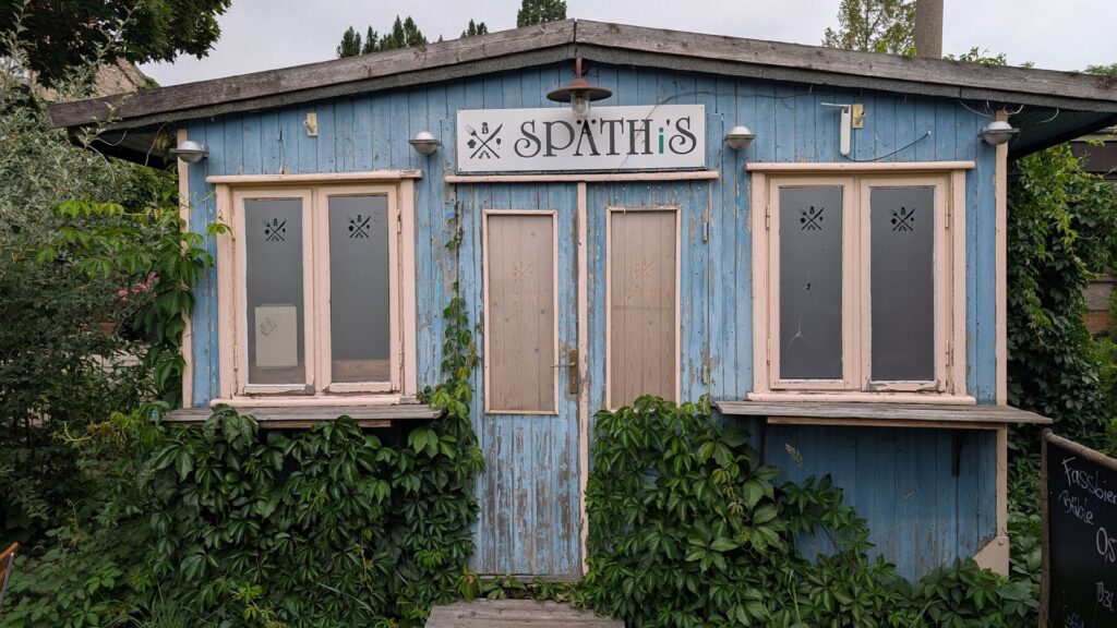 Blaue Späth-Hütte zwischen Pflanzen in den Späthschen Baumschulen