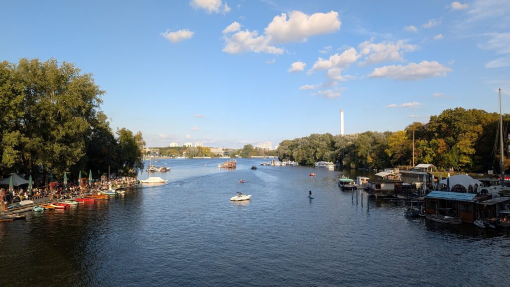 Blick von der Abteibrücke über die Spree in Richtung Lichtenberg mit Booten und Berliner Fernsehturm in der Ferne