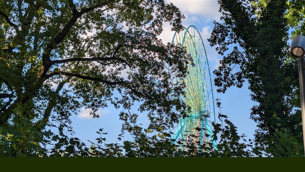 Riesenrad im Spreepark Plänterwald hinter Bäumen