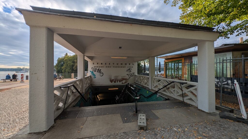 Überdachter Eingang zum Spreetunnel am Müggelpark in Friedrichshagen