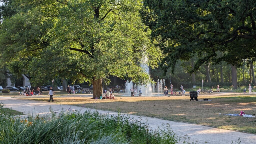 Springbrunnen im Sommerblumengarten des Treptower Parks