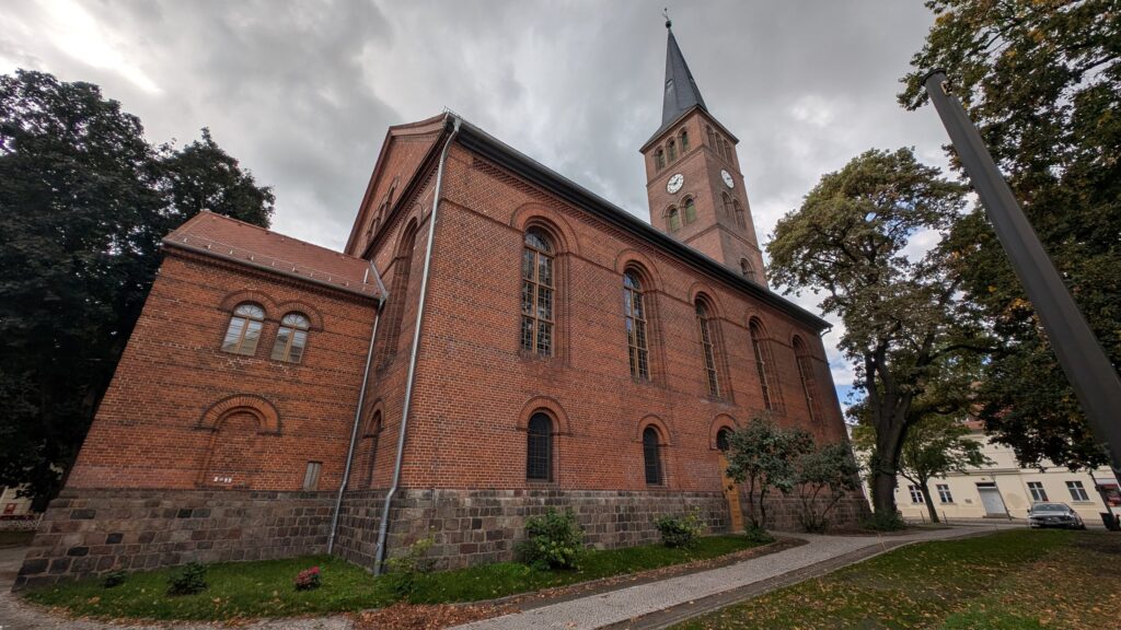 Backsteinfassade und Kirchturm der St.-Laurentius-Kirche in Köpenick