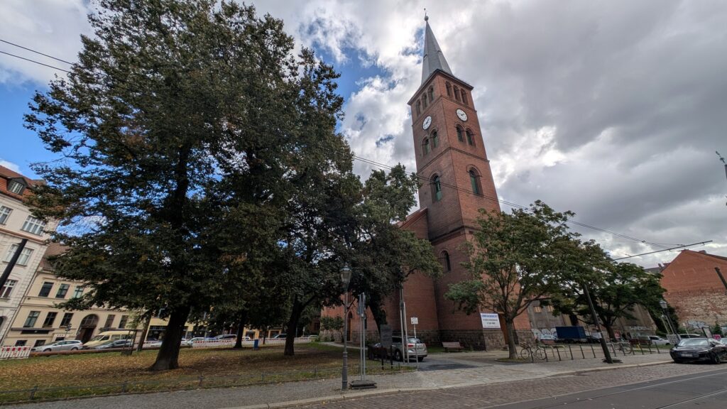 St.-Laurentius-Kirche in der Altstadt Köpenick mit Backsteinturm und altem Baumbestand