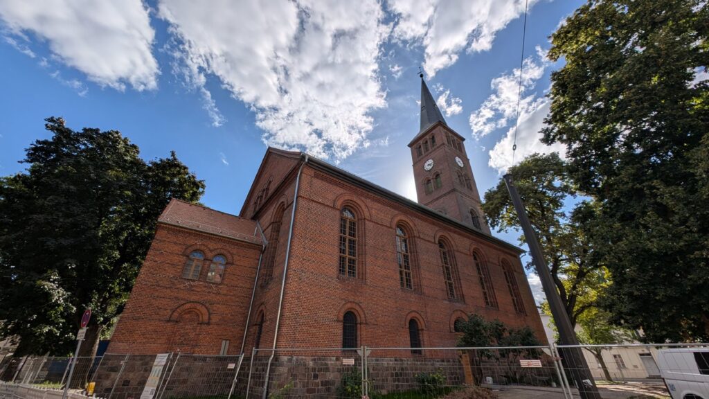 St.-Laurentius-Stadtkirche Köpenick mit Bauzaun und Sommerhimmel