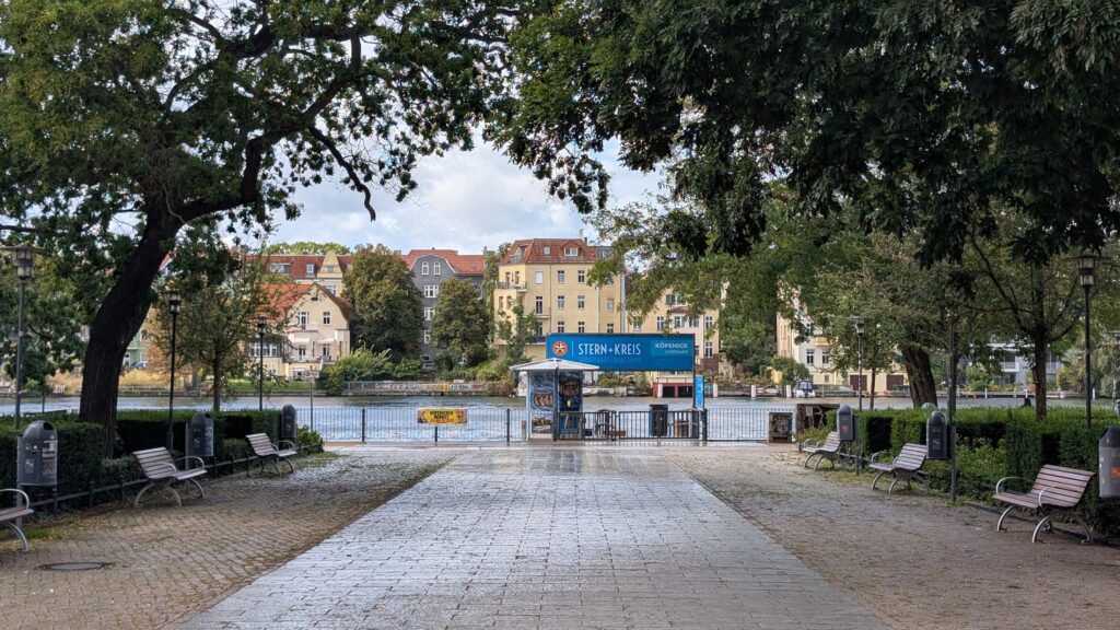 Zementplastik Die sich Erhebende von Ingeborg Hunzinger im Luisenhain Köpenick
