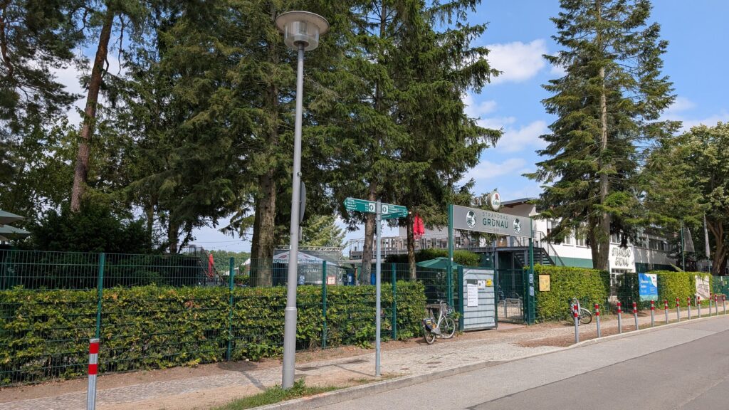 Eingang und Wegweiser des Strandbads Grünau an der Sportpromenade