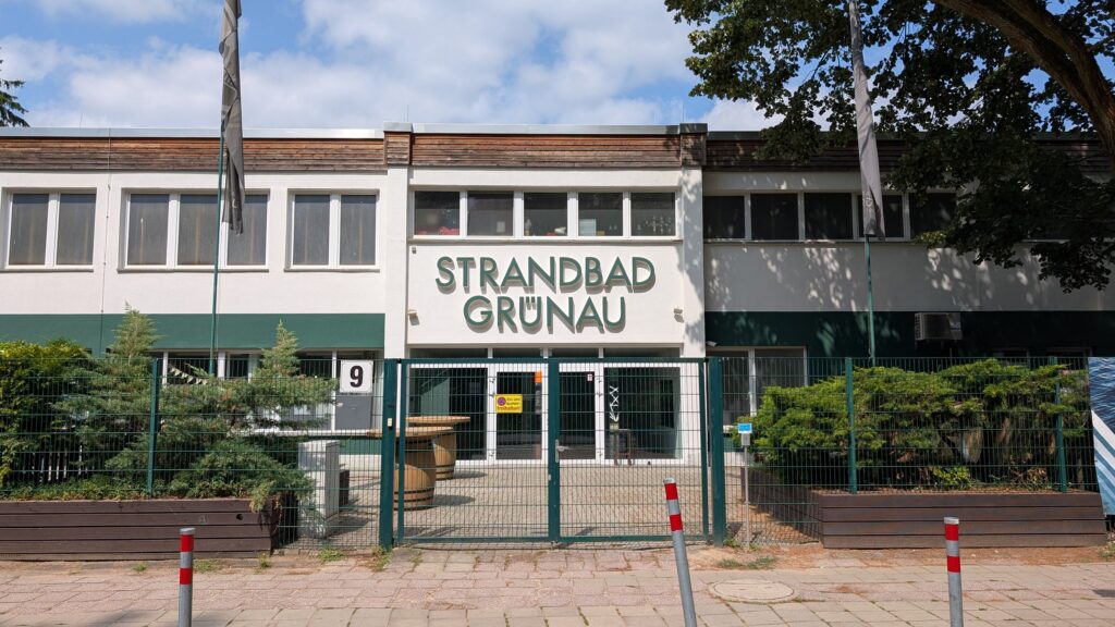 Hauptgebäude am Eingang des Strandbads Grünau