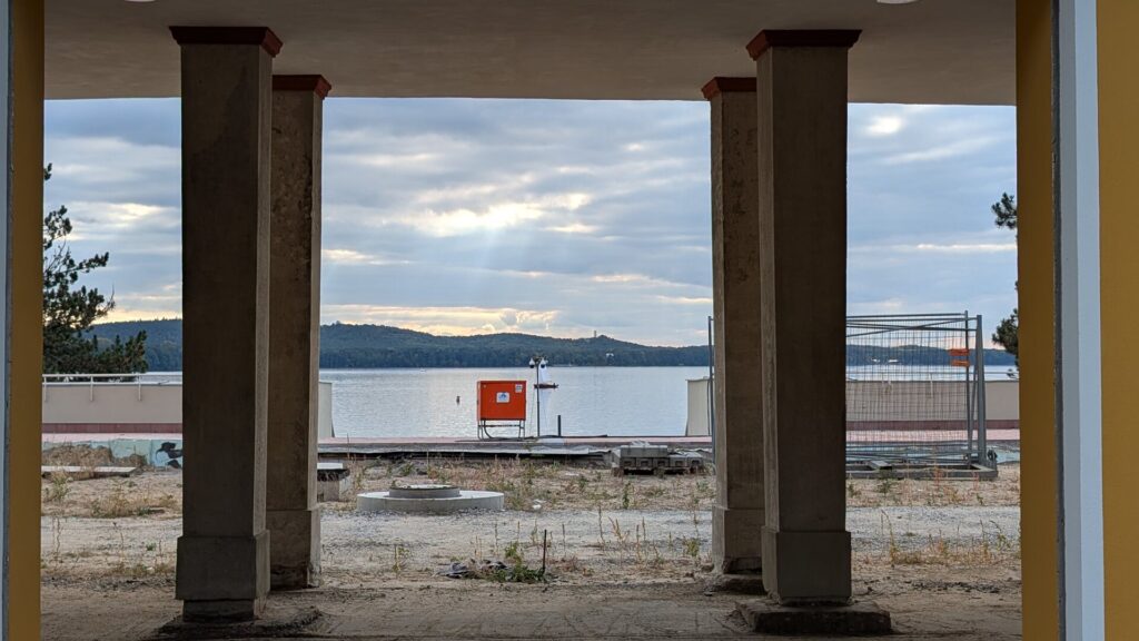 Blick durch den historischen Eingangsbereich des Strandbads Müggelsee zum Wasser