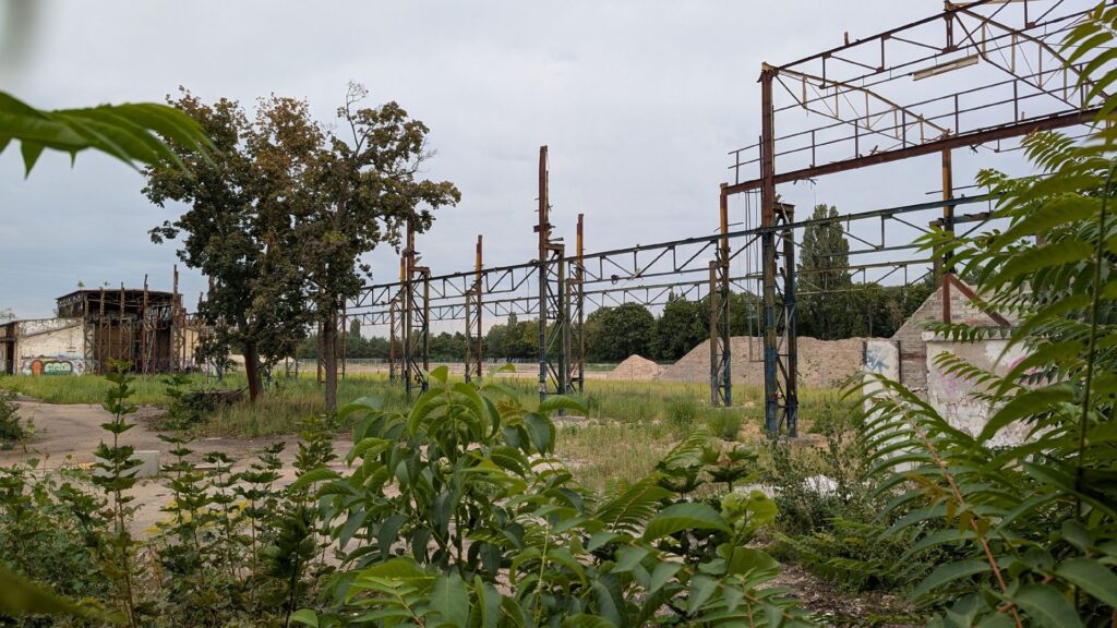 Technische Ruinen und Versuchsbauten im Aerodynamischen Park Adlershof