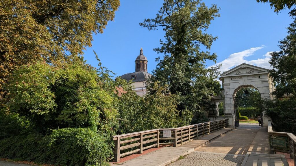 Tor und Brücke zur Schlossinsel Köpenick mit Schlosskuppel