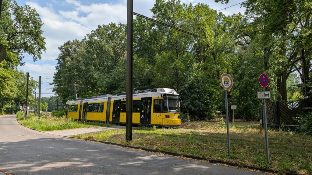 Tram 68 auf dem begrünten Gleis der Uferbahn nahe Funkhaus Grünau
