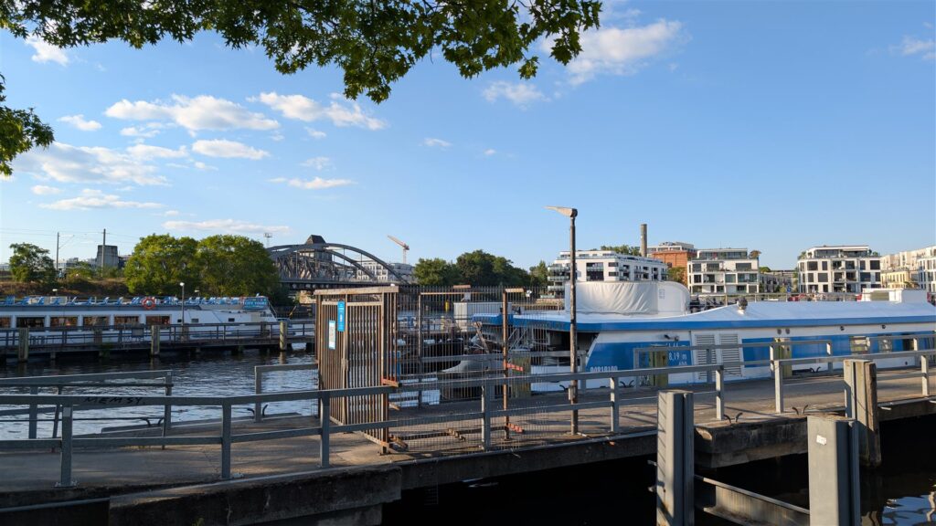 Anleger und Fahrgastschiffe am Treptower Hafen