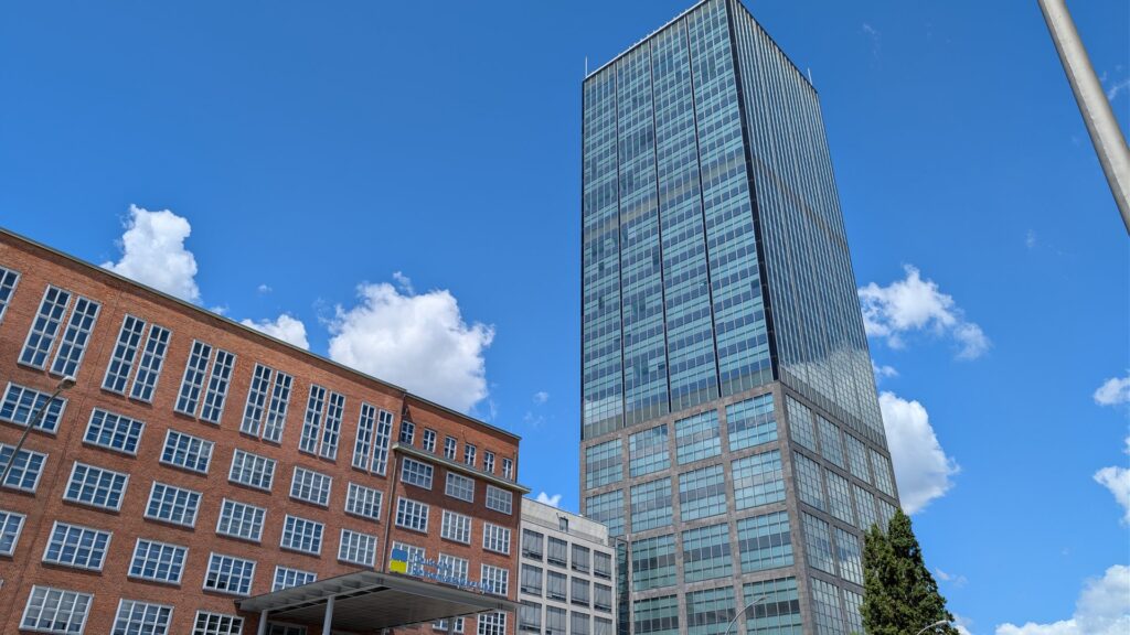 Blick auf die Treptowers und Backsteinarchitektur in Alt-Treptow.