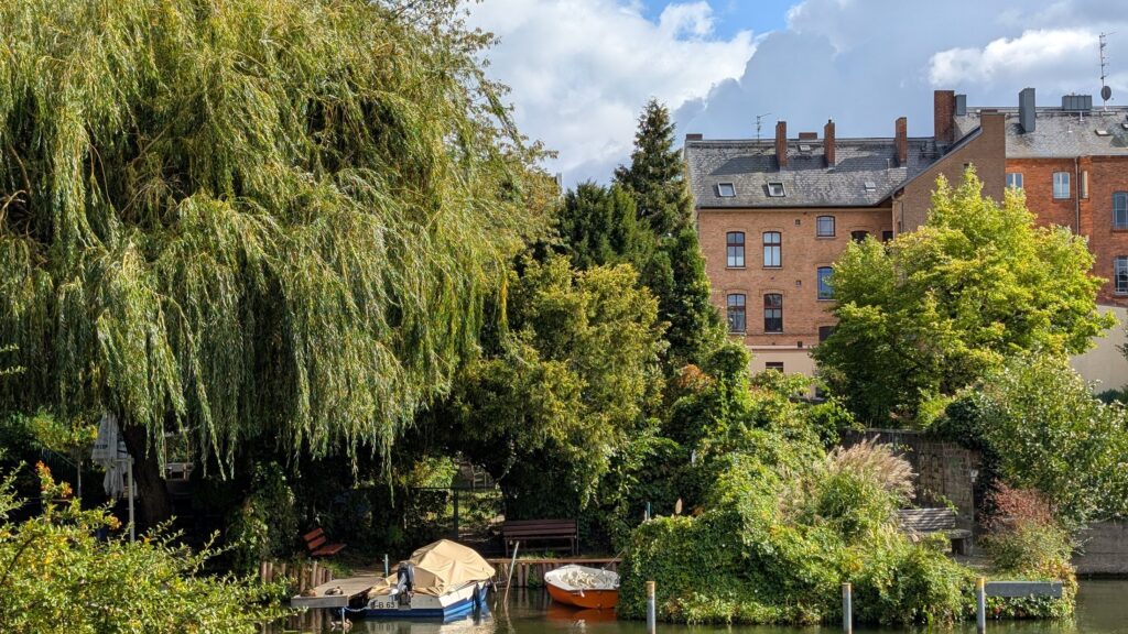 Ufergärten mit Booten und altem Backsteinhaus im Fischerkietz Köpenick