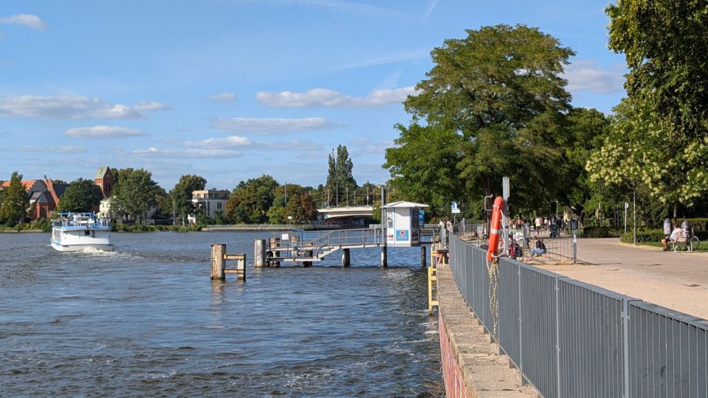 Uferpromenade am Luisenhain mit Blick über die Dahme