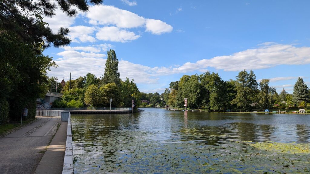 Uferweg und Wasser am Fischerkietz Köpenick