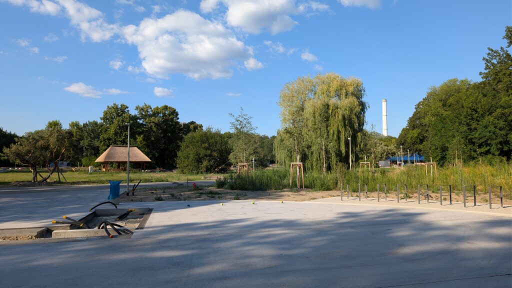Vorplatz am Eingang Pionierweg des Spreeparks