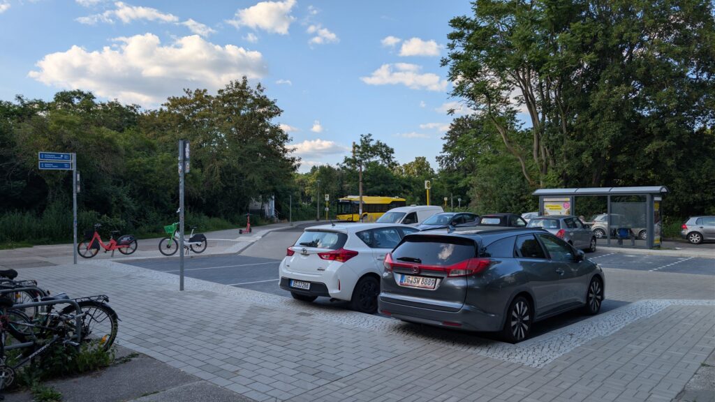 Vorplatz und Fahrradständer am S-Bahnhof Plänterwald