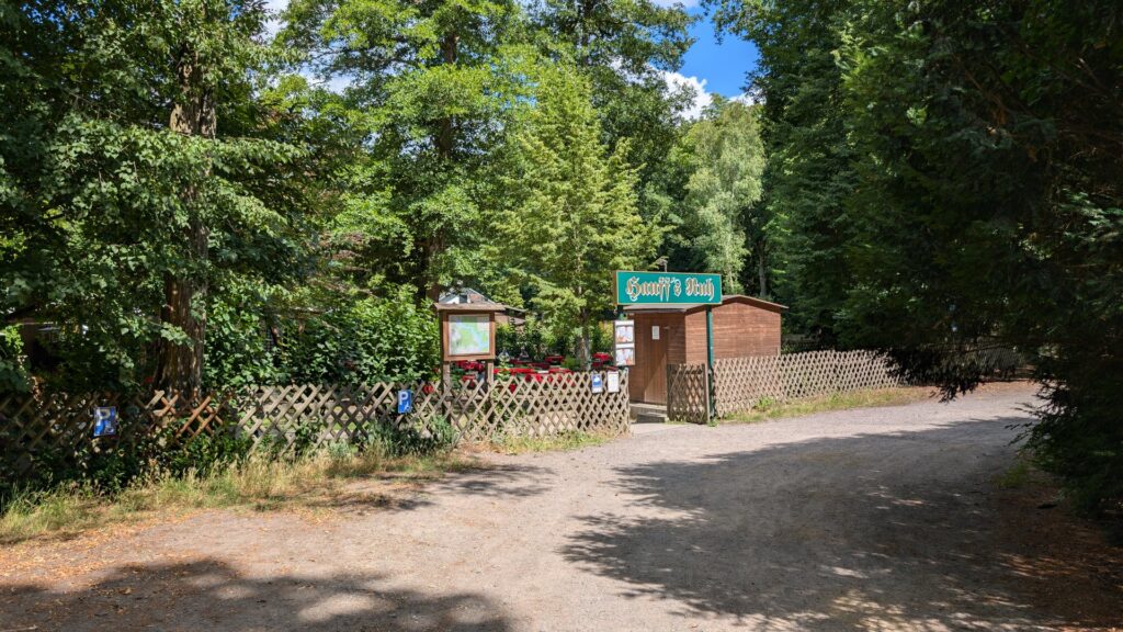 Eingang zur Waldgaststätte Hanffs Ruh im Grünauer Wald.