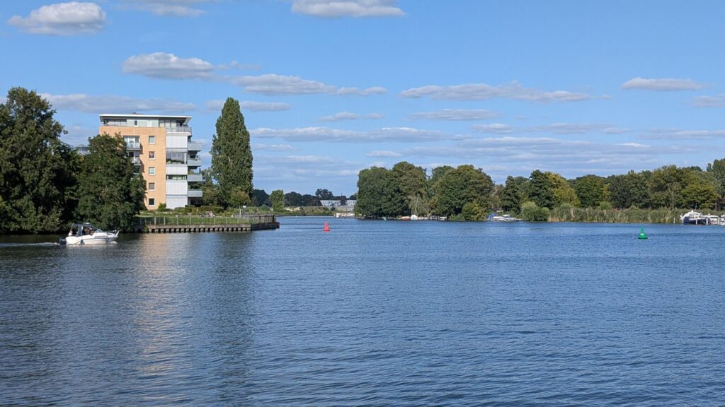 Wasserblick mit Ufergrün am Fischerkietz Köpenick