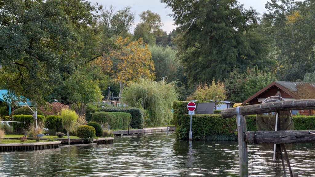 Wassergrundstücke und kleine Anlegestellen an einem Kanal in Rahnsdorf