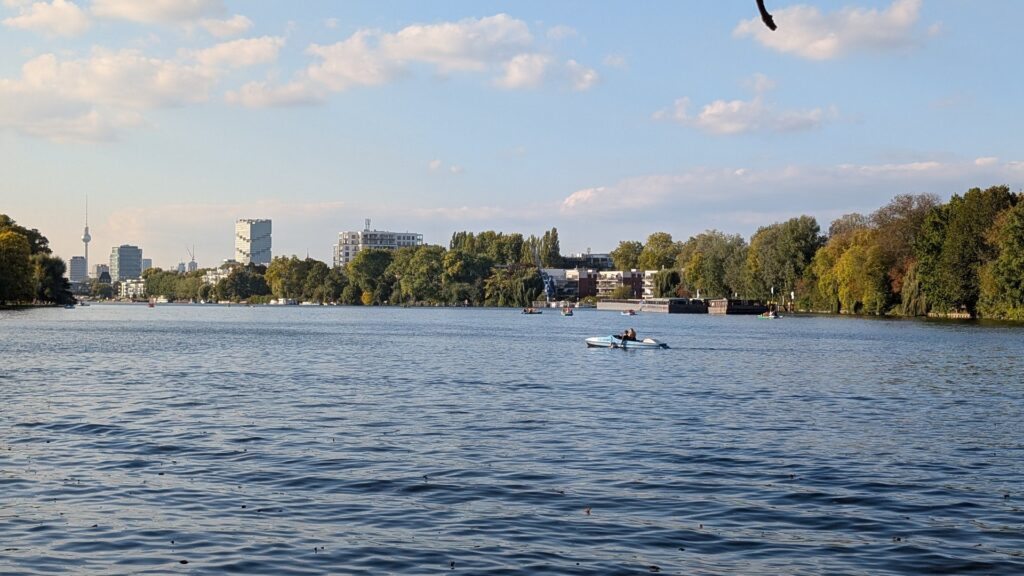 Wassersportler auf der Spree nahe der Insel der Jugend und der Abteibrücke