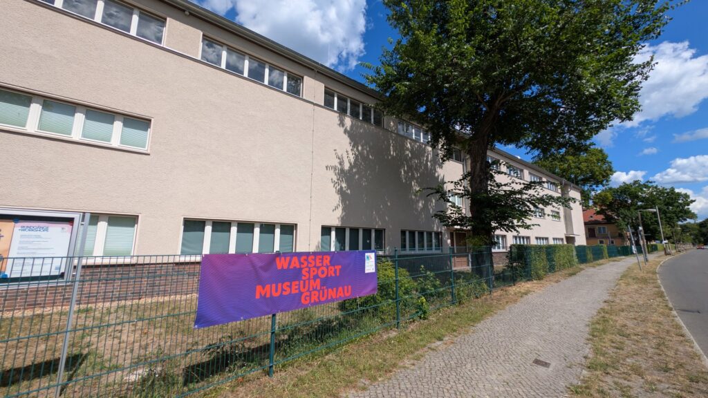 Außenansicht des Wassersportmuseums Grünau an der Regattastrecke.