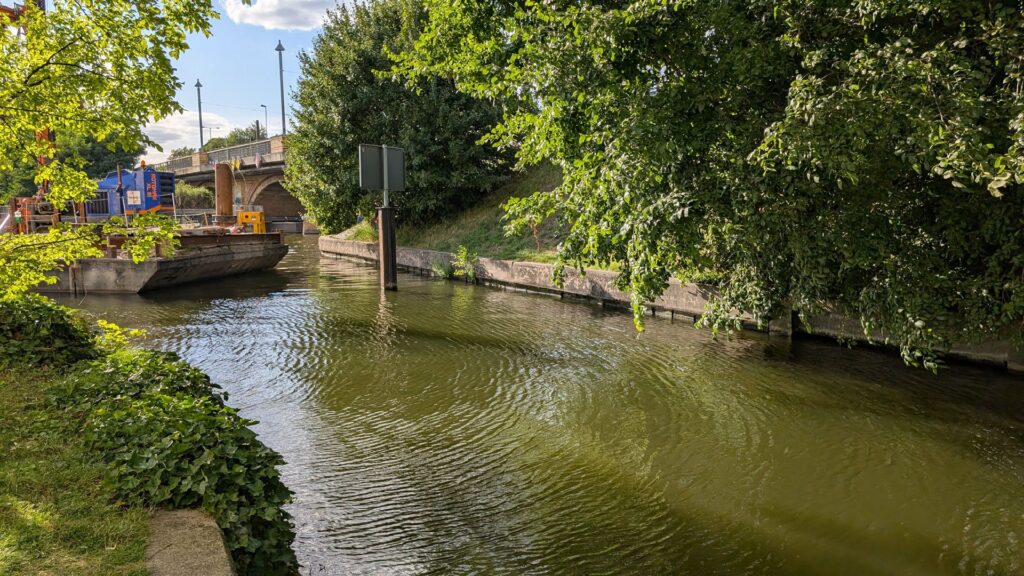 Schmaler Wasserweg mit Ufergrün an der Schlossinsel Köpenick