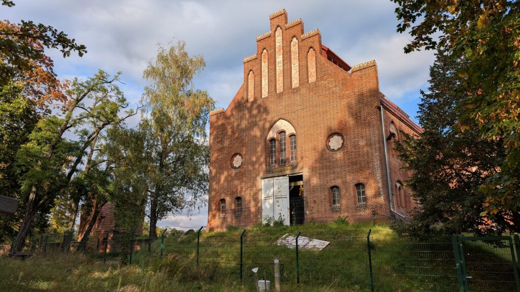 Monumentales Backstein-Maschinenhaus des historischen Wasserwerks Friedrichshagen
