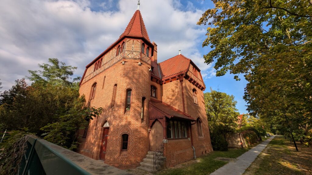 Backsteinernes Wohnhaus im historischen Ensemble des Wasserwerks Friedrichshagen