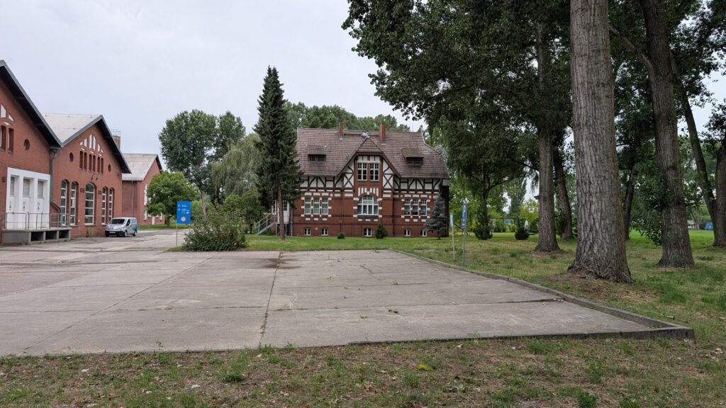 Historische Backstein- und Fachwerkgebäude des Wasserwerks Johannisthal am Königsheideweg
