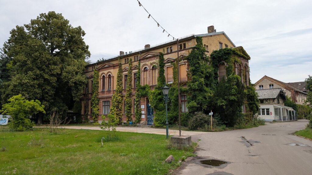 Weg und historische Gebäude am Späth-Arboretum