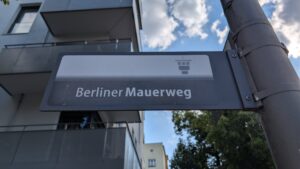 Wegweiser des Berliner Mauerwegs an der Bouchéstraße in Alt-Treptow
