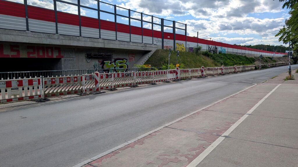Am Bahndamm an der Wuhlebrücke neben der DB-Lärmschutzwand