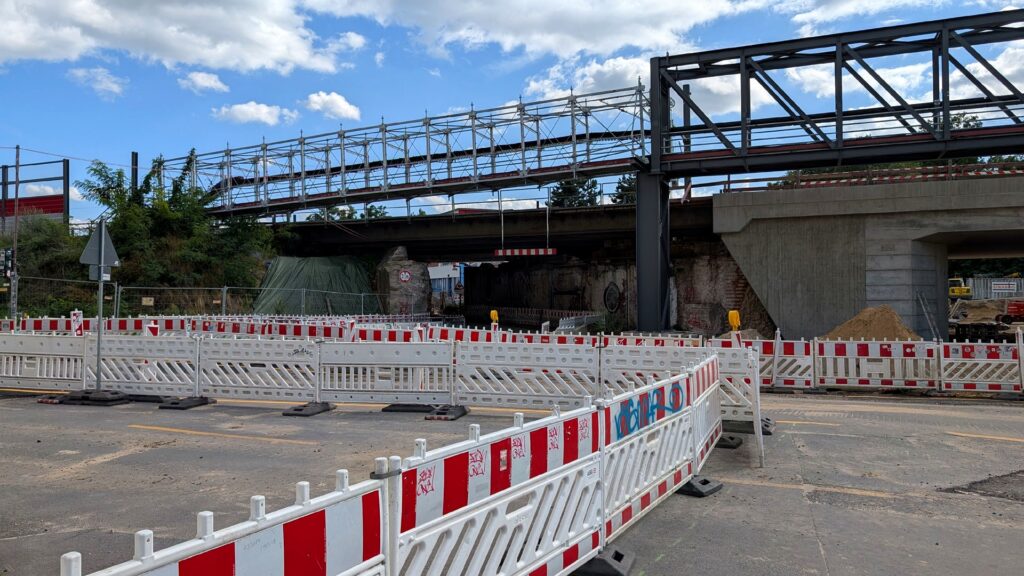 Neue Eisenbahnüberführung Hämmerlingstraße mit DB-Kabelbrücke