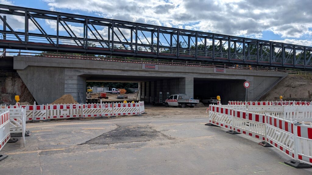 Neue Eisenbahnüberführung für die Westumfahrung mit DB-Kabelbrücke