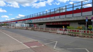 Bestehende Wuhlebrücke Am Bahndamm mit DB-Lärmschutzwand im Hintergrund