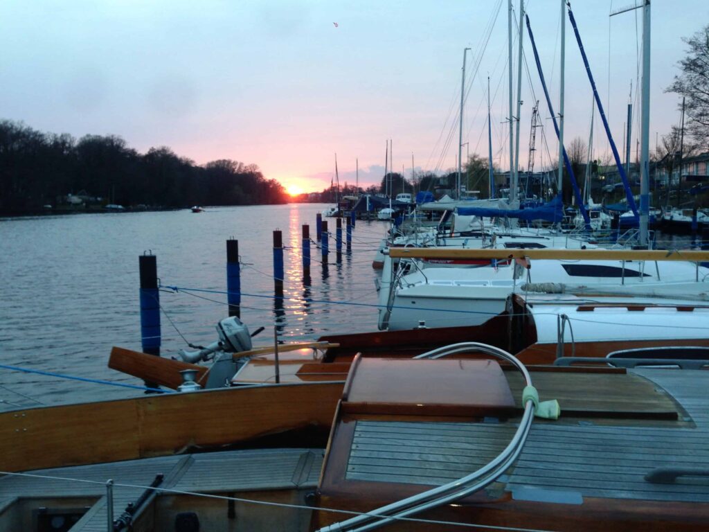 Segelboote im Hafen des Yachtclubs Berlin-Grünau am Müggelseedamm in Friedrichshagen