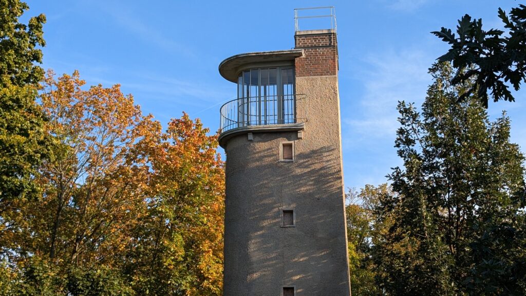 Als Aussichtsturm gestalteter ehemaliger Schornstein des Zenner-Heizhauses im Treptower Park