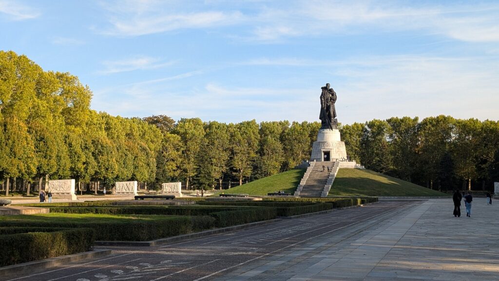 Weiter Blick über die zentrale Achse des Sowjetischen Ehrenmals zur Hauptfigur im Treptower Park