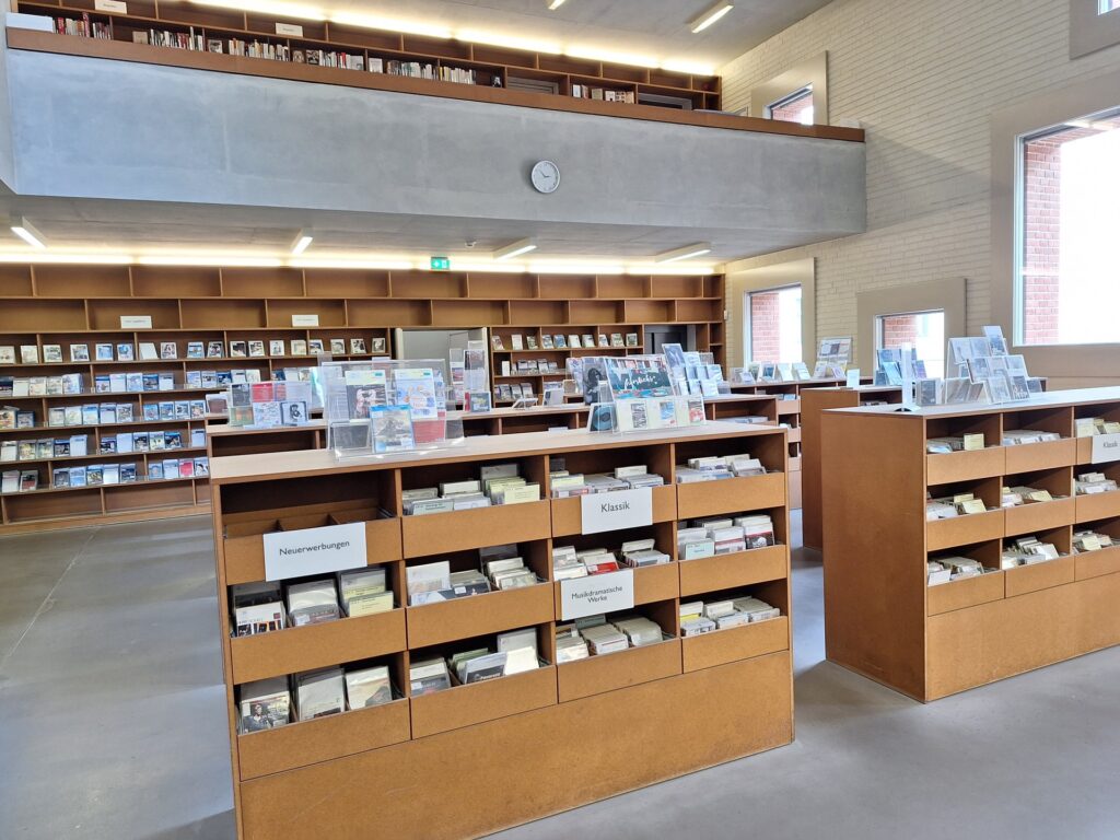 Innenraum der Mittelpunktbibliothek Köpenick am Alten Markt mit Regalen und Medien