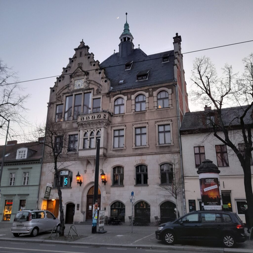 Historisches Rathaus Friedrichshagen mit Uhrturm an der Bölschestraße