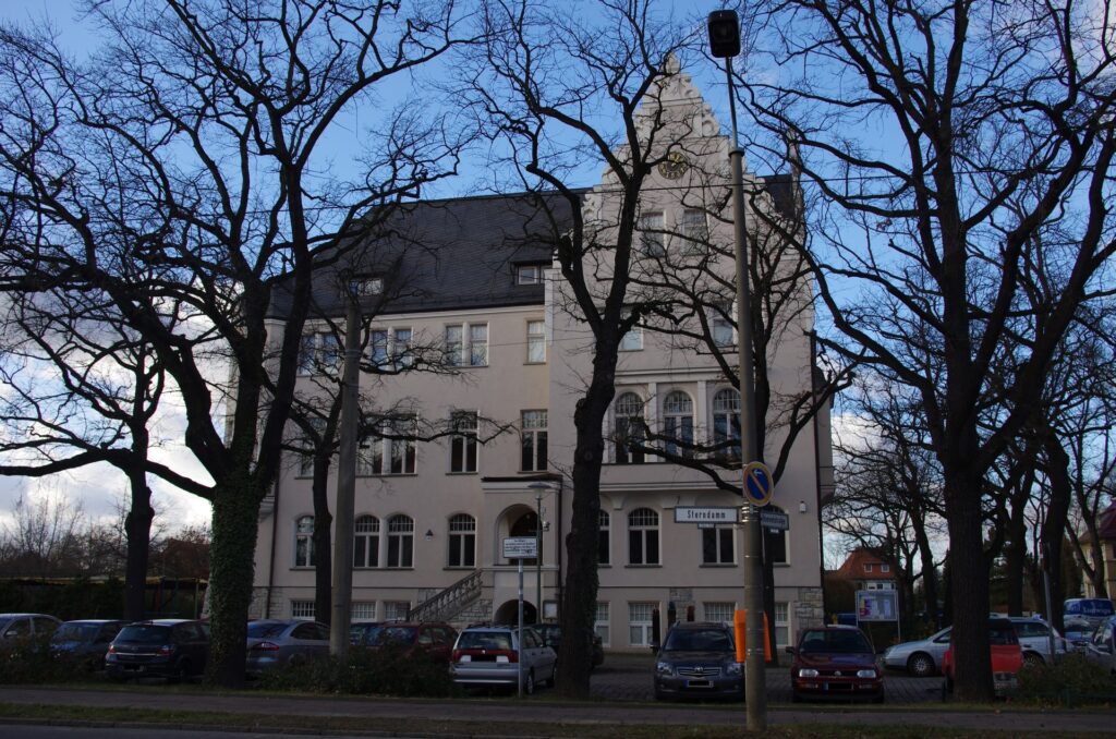 Historisches Rathaus Johannisthal am Sterndamm 102 mit Giebel und Rathausuhr