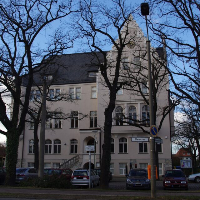 Historisches Rathaus Johannisthal am Sterndamm 102 mit Giebel und Rathausuhr