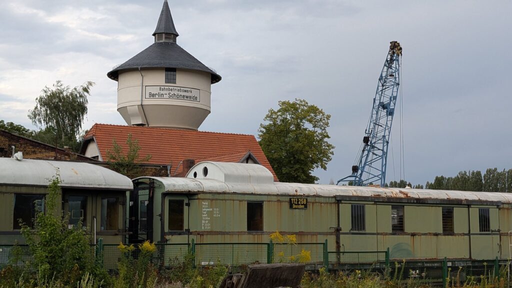 Bahnbetriebswerk Berlin-Schöneweide mit Wasserturm und historischen Wagen