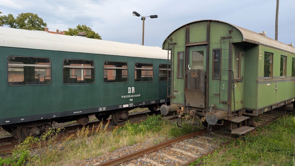 Historische DR-Wagen auf Gleisen im Bahnbetriebswerk Schöneweide