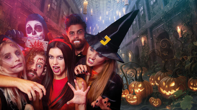 Kostümierte Halloween-Gäste für die Geisterparty im Forum Köpenick