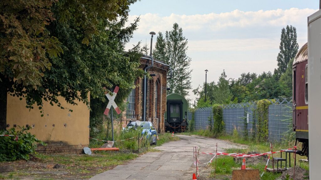 Gleisweg und Wagen im Bahnbetriebswerk Schöneweide