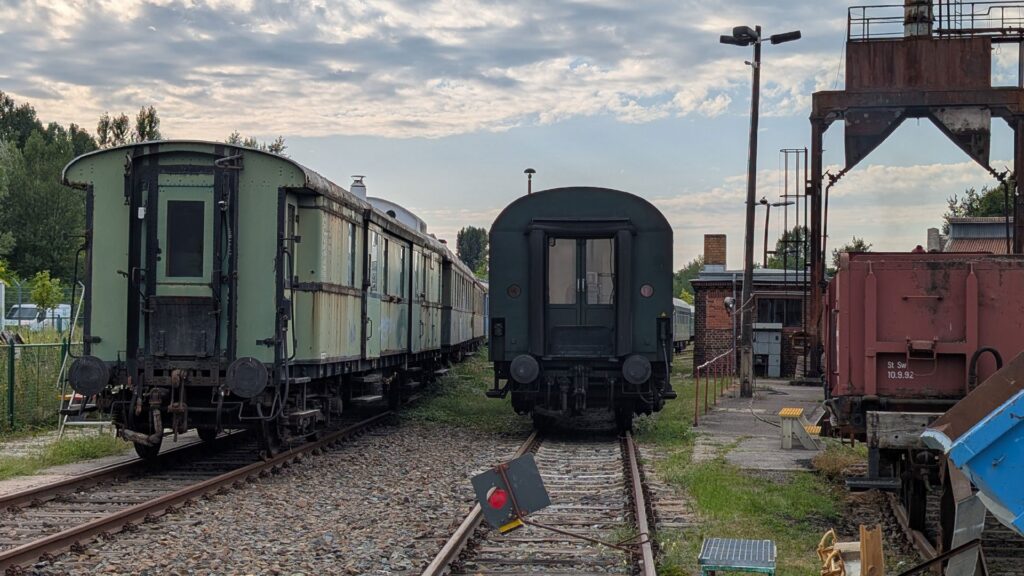 Historische Wagen auf Gleisen im Bahnbetriebswerk Schöneweide