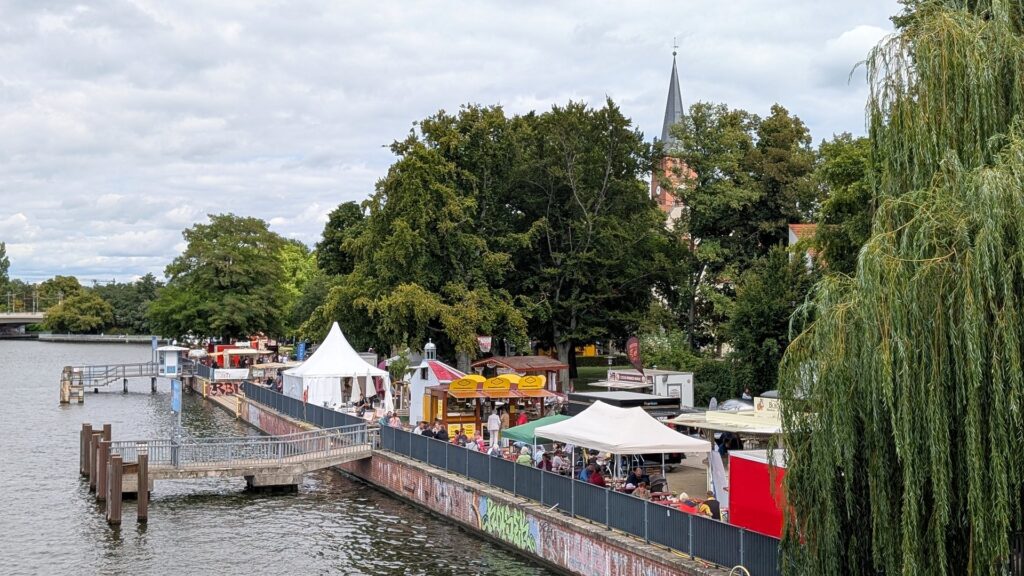 Köpenicker Winzersommer 2026 im Luisenhain an der Dahme mit Ständen und Blick zur Altstadt